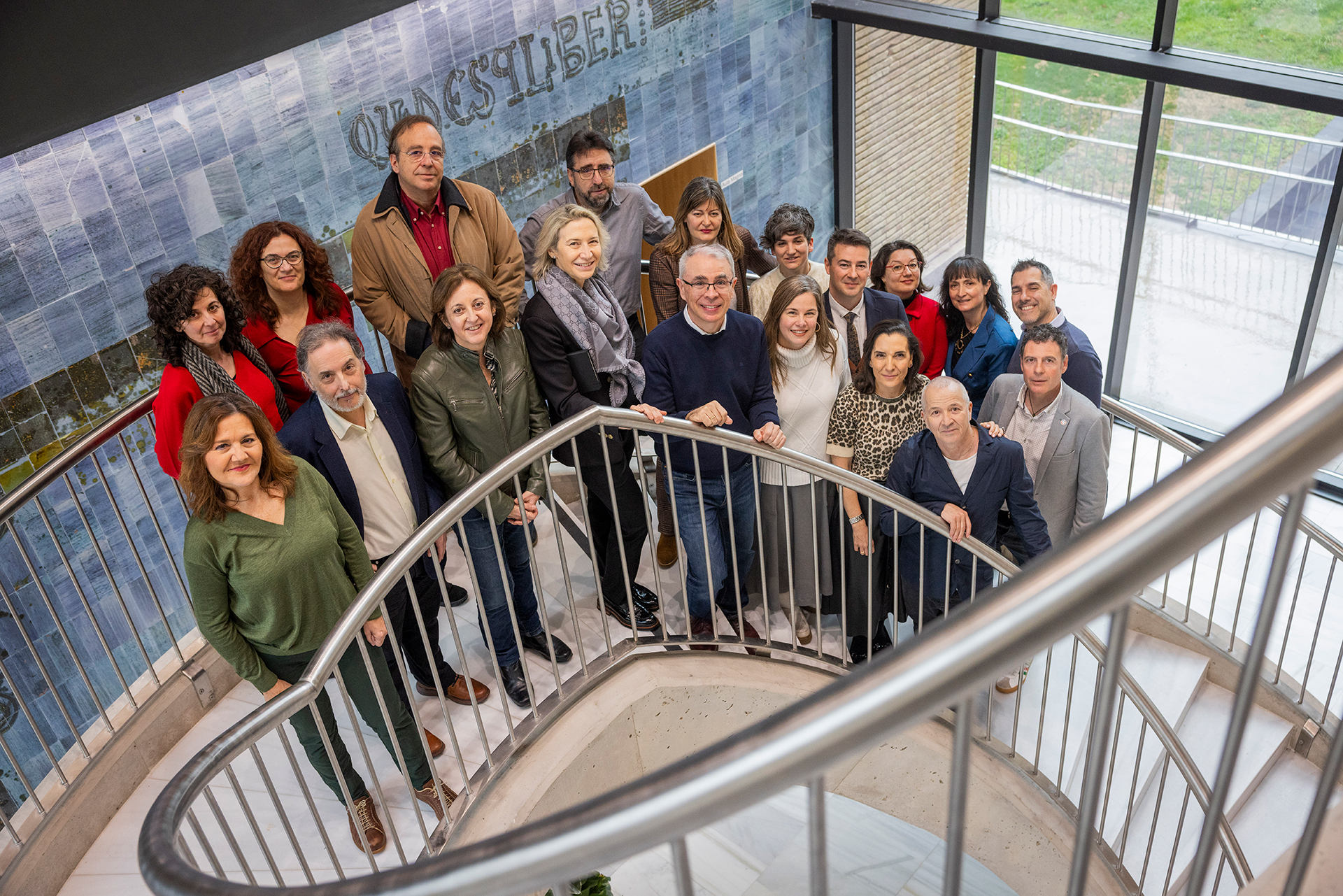 Foto de equipo en las escaleras.