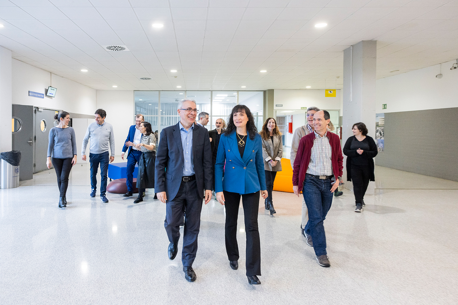 Foto de equipo andando en el hall de la facultad.